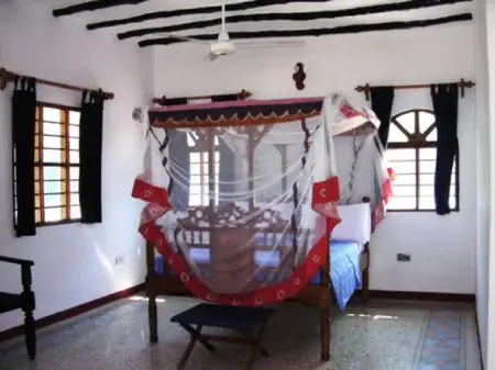 Die Zimmer strahlen ein heimeliges Flair
aus, das gerade durch den vorher genannten
Mix aus afrikanischen und arabischen
Elementen entsteht und die Atmosphäre
der Insel widerspiegelt. tansania-sansibar-pemba-resort-zimmer
