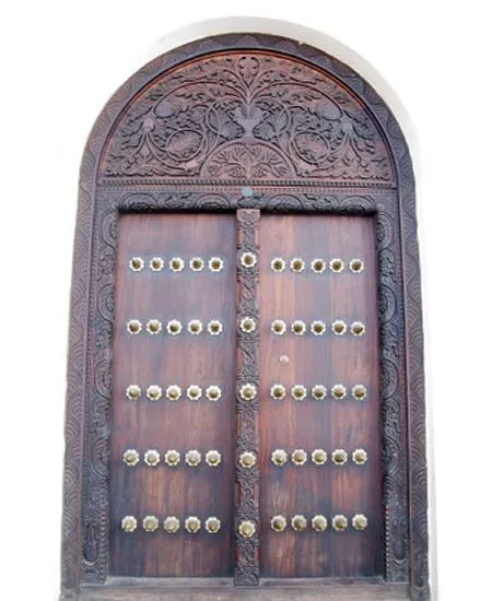 Aber wieder ist alles anders!
Lassen Sie sich ein auf noch mehr
Eindrücke, denn hier finden sich nicht das
"typische" Afrika, sondern einen
bestechenden Mix aus afrikanischen und
arabischen Einflüssen.
Ein Ausflug nach Stone Town lohnt sich
alle Male! tansania-sansibar-tuer