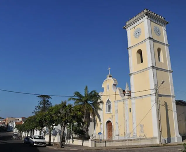 Station in der kleinen Küstenstadt Bilene. Die eindrucksvolle Kathedrale ist portugiesisches Kolonial-Erbe.
