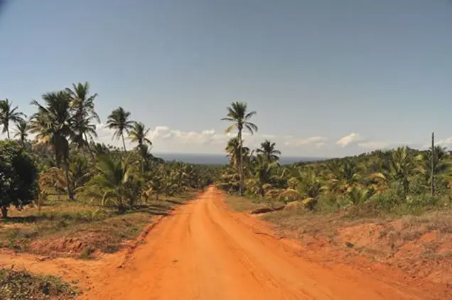 Ein wenig der Hauptstraßen umfängt Sie ursprüngliches Afrika in "Reinform".