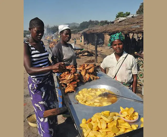Und auch gekocht wird am Straßenrand... Wer wagt es, zu kosten?