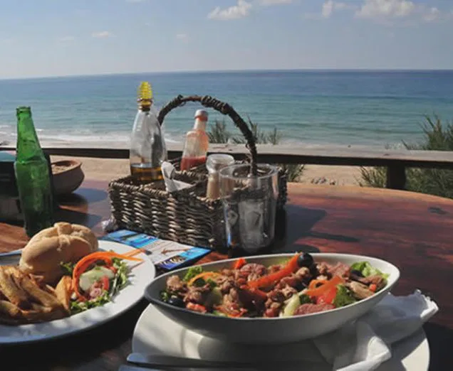 Dinner mit Blick auf den Indischen Ozean... Auf dem Tisch: würzig-köstliche Fusion aus Portugal & Arabien!.