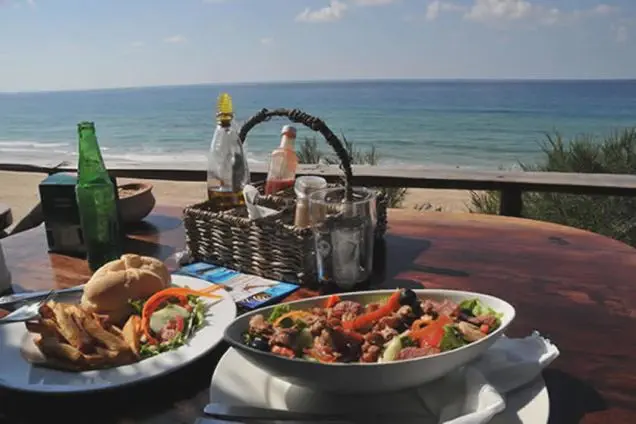 Dinner mit Blick auf den Indischen Ozean... Auf dem Tisch: würzig-köstliche Fusion aus Portugal & Arabien!.