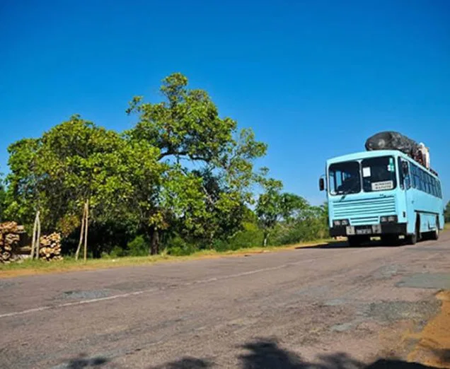 Nach dem Überqueren der Grenze begegnet Ihnen eine andere Welt: typische Straße in Mosambik...