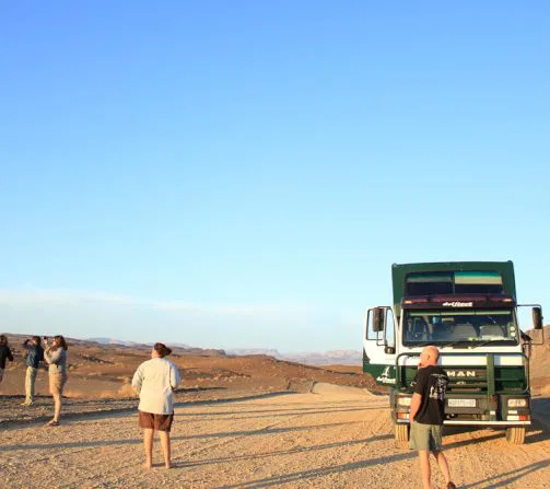 Kurze Pause auf der langen Fahrt an die Küste, umgeben von der bizarren Landschaft des Namib Naukluft Parks.
