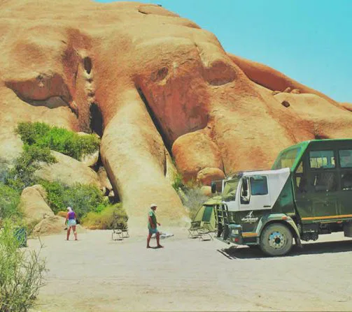 Unweit davon liegt die Spitzkoppe, ein markanter, isolierter Bergzug mit faszinierenden Felsmalerien.