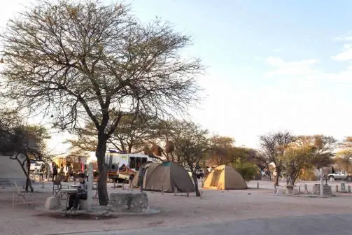 Die im Etosha Park liegenden Restcamps (kleine Unterkunfts-Döfer) bieten auch zahlreiche Stellplätze für Camping-Reisende.