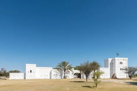 Das Fort Namutoni, heute Unterkunft für Reisende im Etosha Park, ist ein Relikt aus der deutschen Kolonialzeit des Landes.