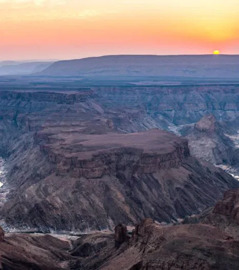 Schluchten, Steine und das Rauschen des
Windes - der grandiose Fish River Canyon.