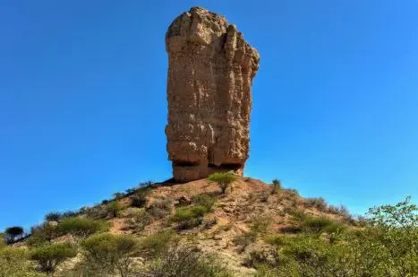 Eine eindrucksvolle Sandsteinsäule - die "Vingerklip" oberhalb des Ugab Tales.