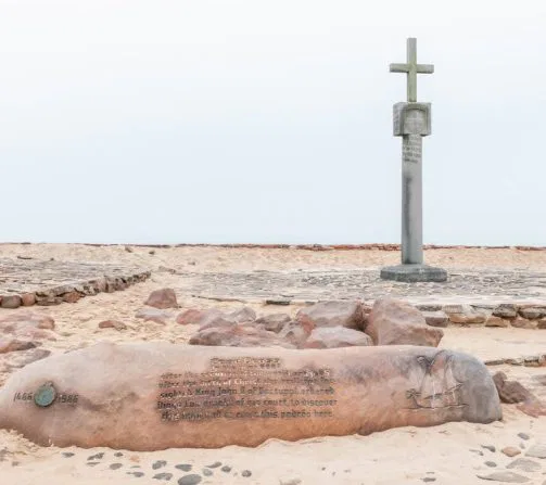 An der einsamen Küste gen Norden stößt man auf "Padraos" - die Kreuze portugiesischer Seefahrer.