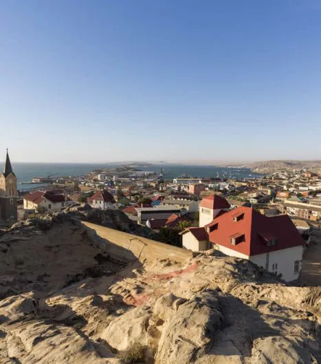 Lüderitzbucht, einst florierender Handeslhafen, liegt auf einer Felszunge umgeben vom Meer.