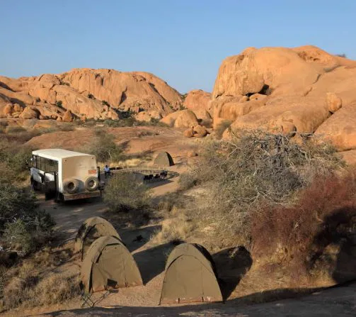 Euer Camp in der Namib Wüste liegt in grandioser Landschaft.