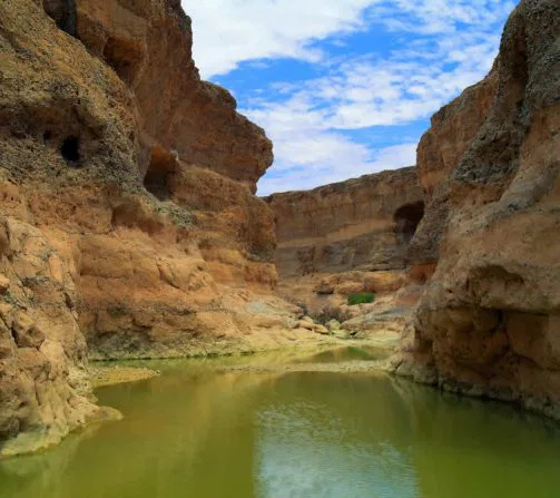 Wasser im Sesriem Canyon - eine Seltenheit! Doch ein Bad in seinen Felsenpools ist eine Verlockung an heißen Sommertagen...