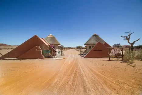 Das "Tor zur Wüste": Einfahrt in den Sesriem National Park, in dem das berühmte Sossusvlei liegt.