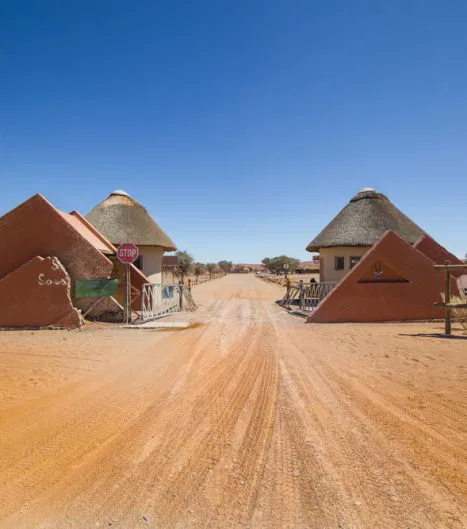 Das "Tor zur Wüste": Einfahrt in den Sesriem National Park, in dem das berühmte Sossusvlei liegt.