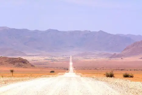 Straßen weit im Süden Namibia's - urweltlicher kann eine Landschaft kaum anmuten...