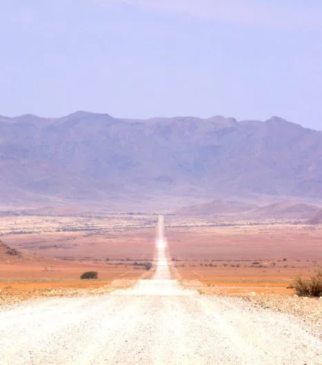Straßen weit im Süden Namibia's - urweltlicher kann eine Landschaft kaum anmuten...
