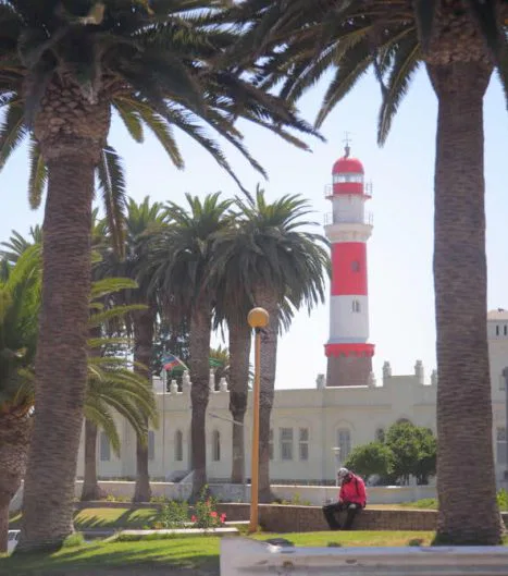 Die Palmenallee von Swakopmund führt vorbei am Museum & Leuchtturm.
