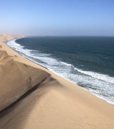 Rund um das beliebte Seebad Swakopmund bildet der Wüstensand den Meeresstrand...