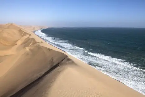 Rund um das beliebte Seebad Swakopmund bildet der Wüstensand den Meeresstrand...