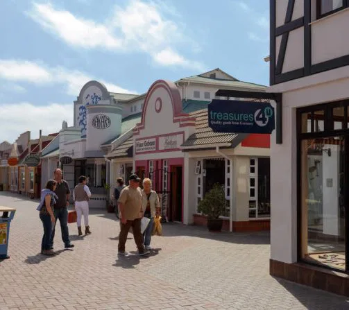Nach Tagen des "einfachen Lebens" begrüßt Euch das Ortszentrum mit allen Erungenschaften moderner Zivilisation...