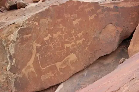 Eindrucksvolle Buschmann-Felsgravuren finden sich bei Twyfelfontein, dem Ort der "zweifelhaften Quelle".