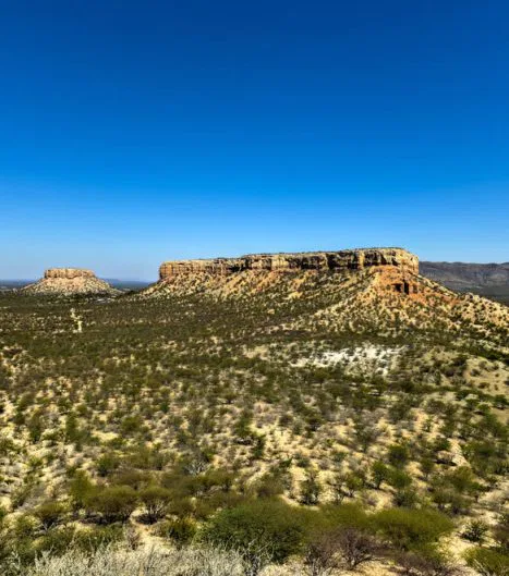 Unterhalb der Vingerklip öffnet sich ein atemberaubender Blick über die Tafelberge im Tal des Ugab Flusses.