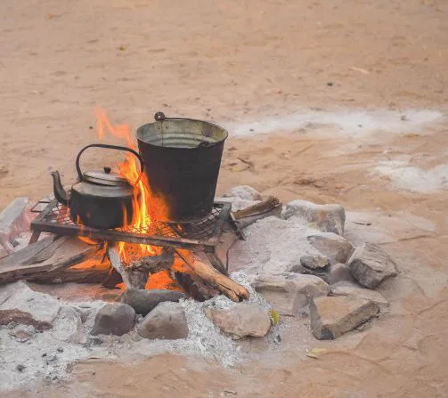 Guten Morgen! Selbst bei frühem Wecken dampft i.d.R. schon das Wasser für den ersten Kaffee oder Tee über dem Feuer...