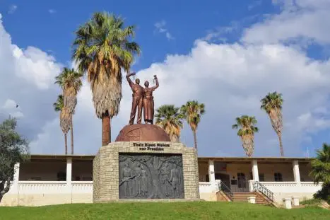 Das Alte Fort und heutige Museum erhebt sich über dem Stadtkern Windhoek's.