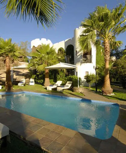 namibia-windhoek-heinitzburg-pool