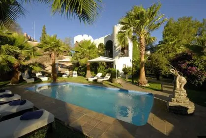 namibia-windhoek-heinitzburg-pool