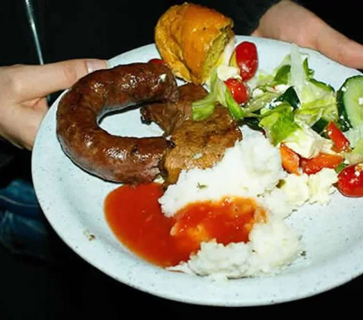 Nach einem erlebnisreichen Tag mit oft anstrengenden Wanderungen ist für das leibliche Wohl bestens gesorgt. suedafrika-abendessen