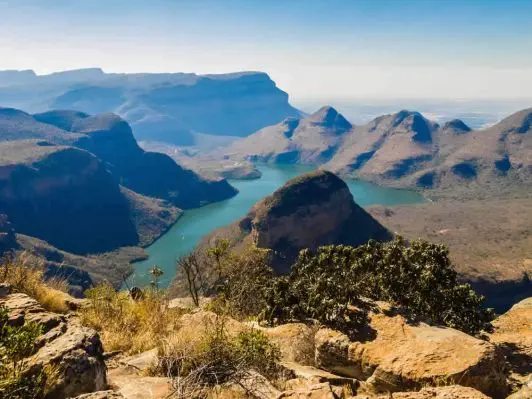 Der Blyde River Canyon bildet das größte
Schluchten-System Südafrika's und
fasziniert durch seine atemberaubende
Schönheit. Direkt am Rande liegt ein Restcamp, von dem aus Sie in bequemen Tagestouren die
Sehenswürdigkeiten der Umgebung
erkunden können. suedafrika-blyde-river-canyon