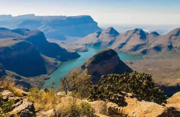 Der Blyde River Canyon bildet das größte
Schluchten-System Südafrika's und
fasziniert durch seine atemberaubende
Schönheit. Direkt am Rande liegt ein Restcamp, von dem aus Sie in bequemen Tagestouren die
Sehenswürdigkeiten der Umgebung
erkunden können. suedafrika-blyde-river-canyon