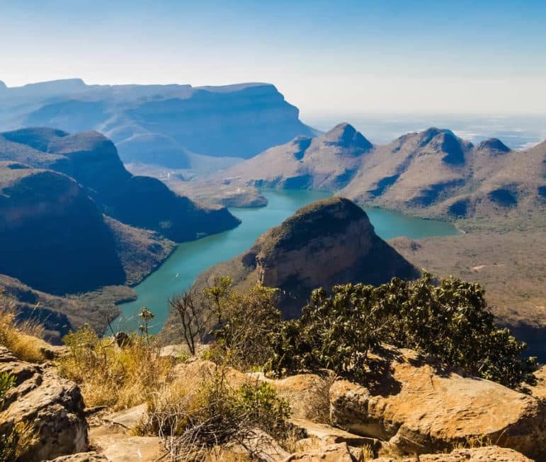 Grandiose Landschaften erschließen sich
von den Aussichtspunkten am einzigartigen
Blyde River Canyon. suedafrika-blyde-river-canyon1