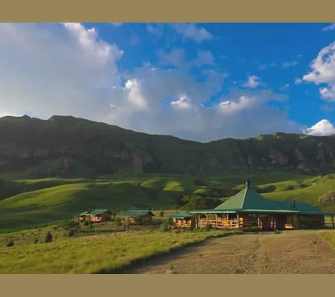 Aus der Tierwelt in die Bergwelt: Die mächtigen Drakensberge mit ihren gewaltigen Gipfeln erwarten Sie. suedafrika-drakensberg-greenfire-lodge