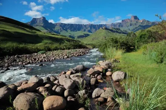 Nutzen Sie diese Tage für beschauliche
Stunden - zum Schauen und Staunen in
Höhlen mit alten Buschmann Zeichnungen,
zum Denken und Dösen an klaren
Gebirgsbächen... suedafrika-drakensberge