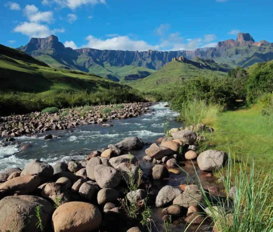 Nutzen Sie diese Tage für beschauliche
Stunden - zum Schauen und Staunen in
Höhlen mit alten Buschmann Zeichnungen,
zum Denken und Dösen an klaren
Gebirgsbächen... suedafrika-drakensberge