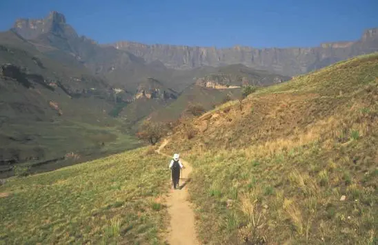 Am schönsten ist es, die Berge ein wenig zu erkunden. Auf "Schusters Rappen" ist das für
jeden Besucher auf endlosen Kilometern von Wanderwegen möglich. suedafrika-drakensberge-wanderung