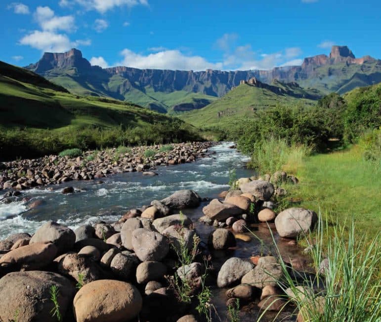Dramatische Kulisse - die bis über 3000m
hohen Gipfel der Drakensberge ziehen
Wanderer und Erholungssuchende in ihren
Bann. suedafrika-drakensberge