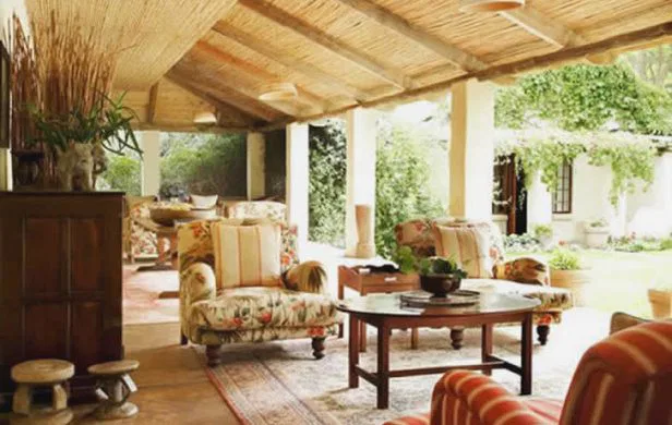 Zeit für einen "Sundowner"! Nach tollen Wilderlebnissen können Sie auf der gemütlichen Terrasse Ihrer Unterkunft entspannen und die
vielfältigen Eindrücke Revue passieren
lassen. suedafrika-elephanthouse-terrasse