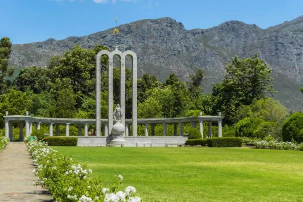 Franschhoek - hier liegt der Ursprung
der südafrikanischen Weinkultur.
Das Denkmal erinnert an die Hugenotten-
Pioniere im Lande. suedafrika-franschhoek-hugenotten-denkmal