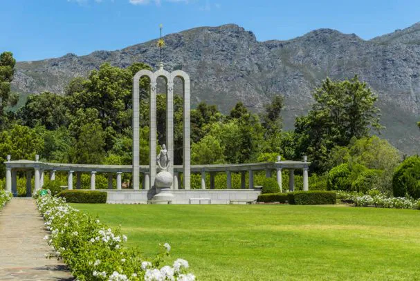 Franschhoek - hier liegt der Ursprung
der südafrikanischen Weinkultur.
Das Denkmal erinnert an die Hugenotten-
Pioniere im Lande. suedafrika-franschhoek-hugenotten-denkmal
