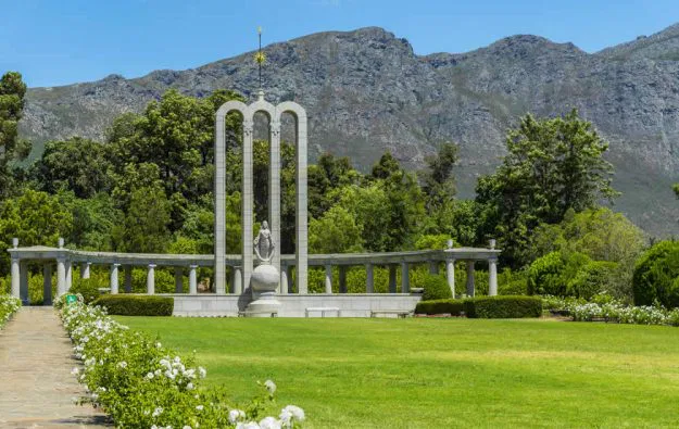 Der kleine Ort Franschhoek erinnert an
die Besiedlung Südafrika's durch die
Hugenotten. Ihre Erfahrung im Weinanbau legte den Grundstein für Südafrika's heutige Stellung auf dem Weltmarkt der Weinproduktion. Das quirlige Franschhoek ist bekannt
für seine vielen Spitzenrestaurants.