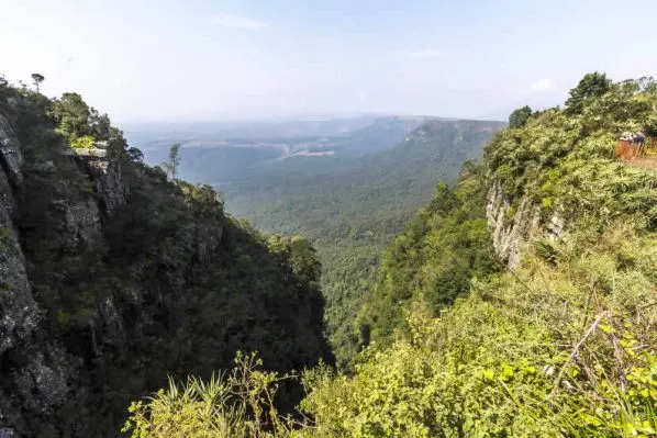 Die großen Abbruchgebirge, dort,
wo das Hochland schroff in die heißen
Tiefebenen abbricht, haben eine der schönsten Landschaften Südafrika's geformt.
Atemberaubende Ausblicke wie
hier bei "God's Window" tun sich
vor Ihren Augen auf. suedafrika-gods-window