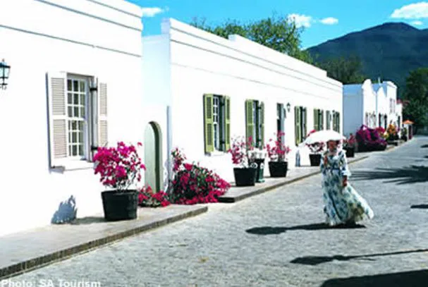 Entlegen und pittoresk - Graaff-Reinet
liegt inmitten der ariden Landschaften
der Karoo - unweit der bizarren
Felsformationen des "Valley of
Desolation". suedafrika-graaff-reinet