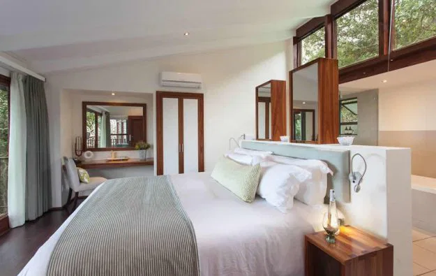 Grootbos Lodge bietet Ihnen zahlreiche
Annehmlichkeiten. Atemberaubende Ausblicke verzaubern. Gepflegte Gastlichkeit und geräumige Zimmer verwöhnen Gaumen und Gemüt. Pool, Fitneßraum und die "In-House"
Masseurin sorgen für körperliches Wohlbefinden.