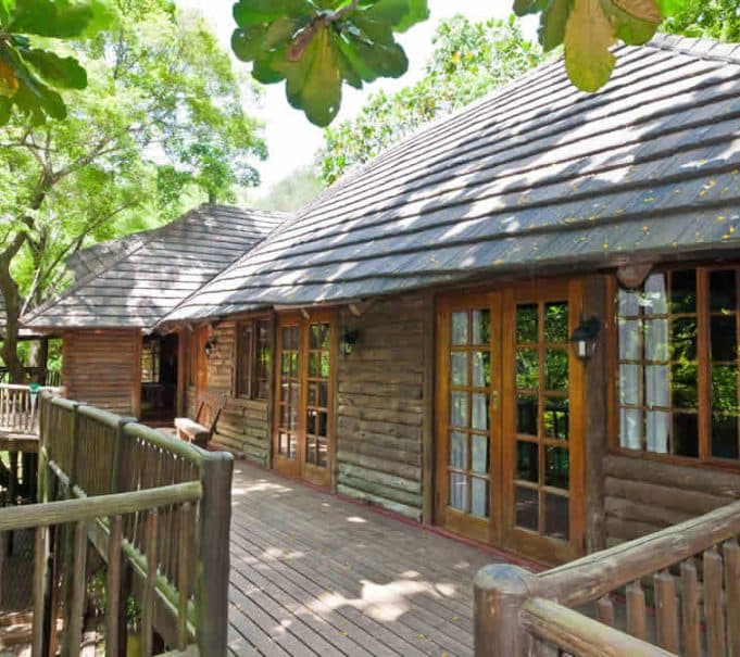 Die gemütliche Greenfire Hazyview Lodge
liegt am Ufer des Sabie River unweit
des berühmten Krüger National Parks. suedafrika-hazyview-greenfire-lodge