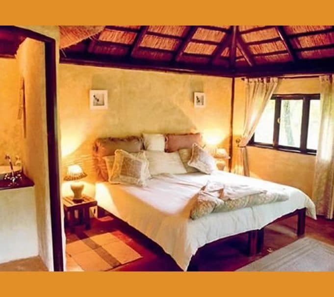 Urige Zimmer im Blockhaus-Stil inmitten
üppiger Wälder versprechen einen
geruhsamen Schlaf. suedafrika-hazyview-greenfire-room